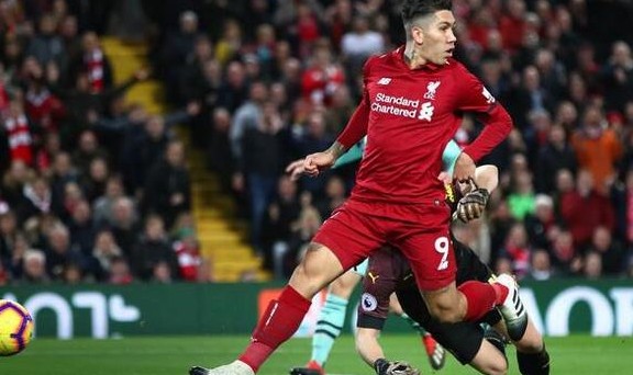  阿森纳防线失误造致命失球  