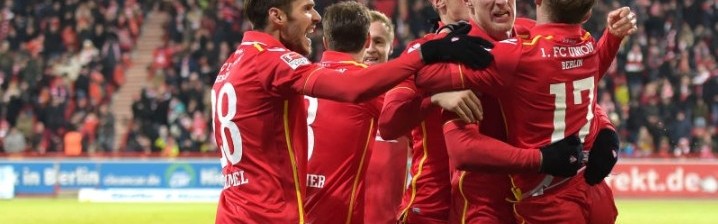  汉诺威96中场调度游刃有余，掌控节奏主导比赛