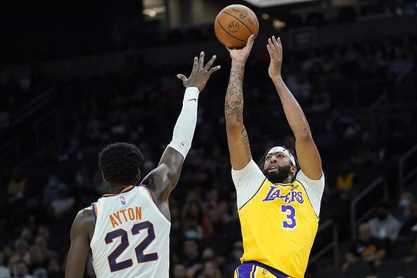  浓眉哥伤愈归来湖人双加时险胜掘金显韧性