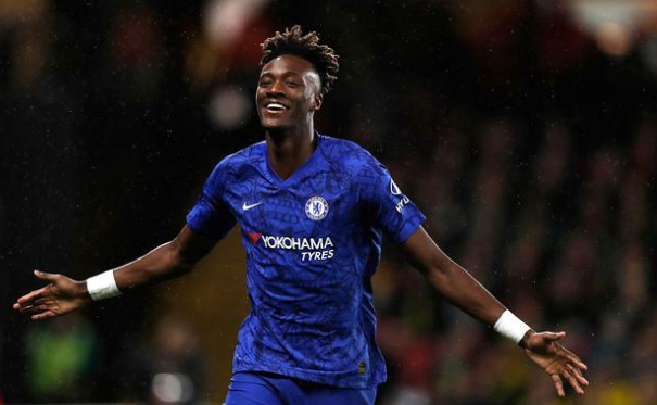  曼城锋线全面开花五比零横扫伯恩茅斯登顶榜首